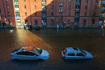 Überschwemmte Autos in der Speicherstadt